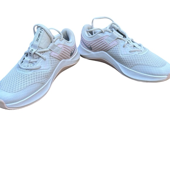 NIKE MC TRAINER SHOE running and workout shoes white/pink women’s size 9.5 - Picture 2 of 12